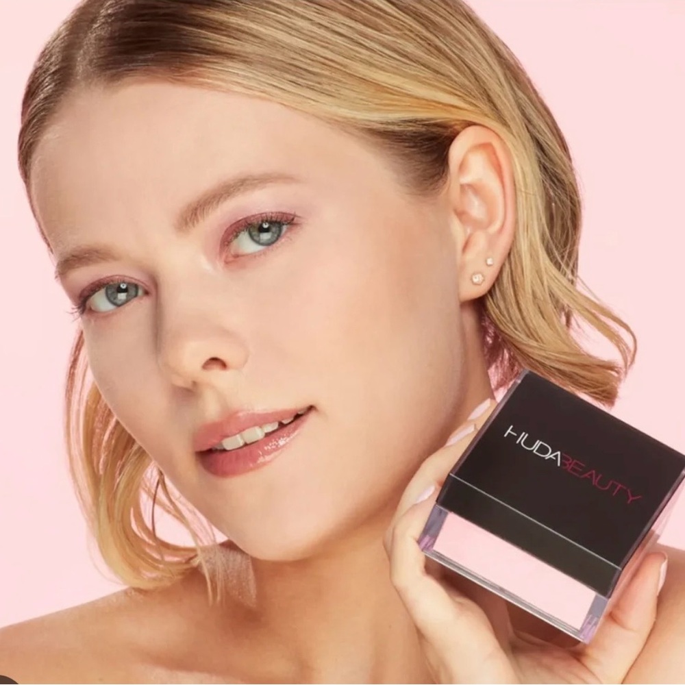 HUDA BEAUTY Cherry Blossom Setting Powder - Picture 2 of 4